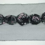 Rifinitura in tulle con rose fantasia in rilievo base nera 5cm