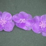 Rifinitura in organza e perline con fiori in rilievo viola 3cm